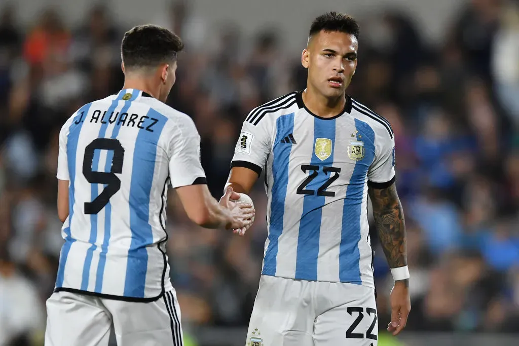 Julián Álvarez y Lautaro Martínez compartieron cancha desde el arranque por primera vez en el ciclo Scaloni. (Foto: Getty).