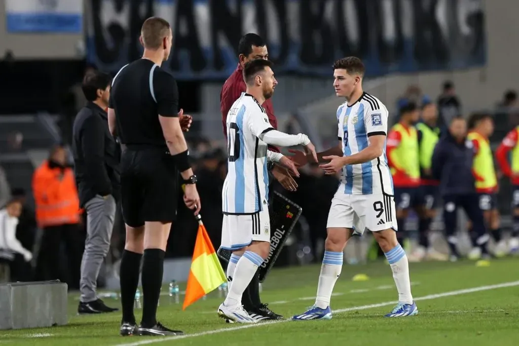 El momento en el que Messi y Julián se estrecharon las manos en el cambio. (Foto: Getty).