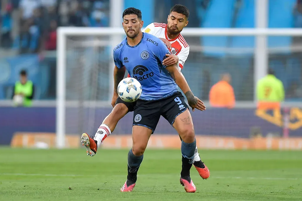 Paulo Díaz en la disputa de una pelota. (Foto: Getty)