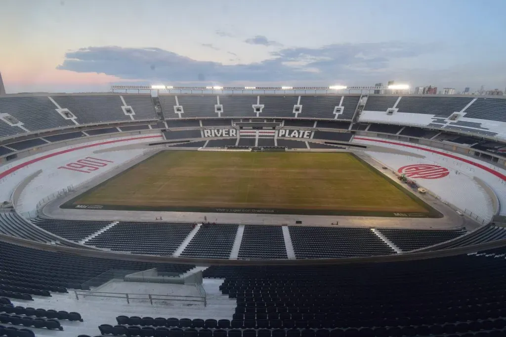 Así estaba el Monumental a los pocos días de la resiembra. (Foto: @ObrasRiverPlate).