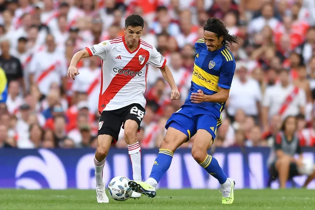 Nacho Fernández ante Cavani. (Getty)