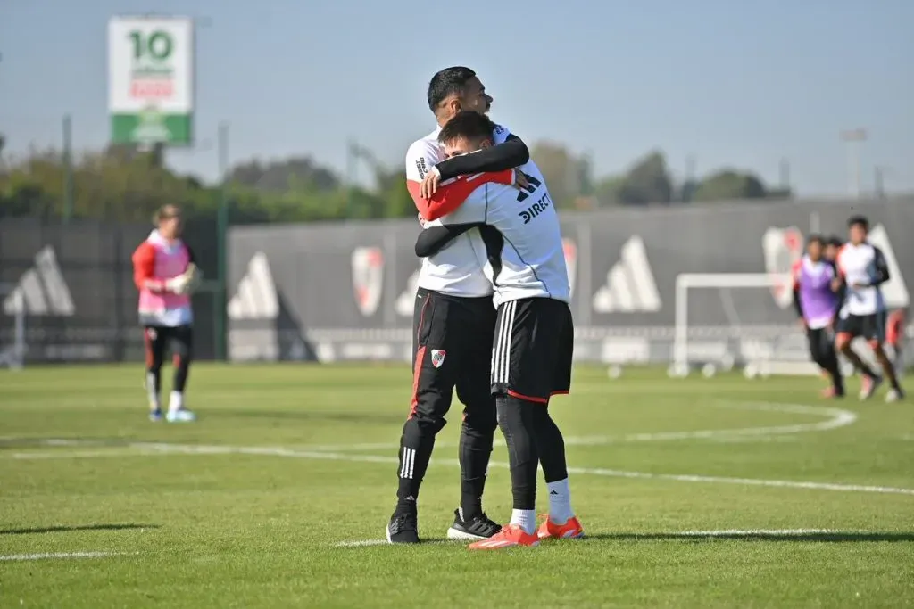 El abrazo posterior entre Paulo Díaz y Claudio Echeverri. (Foto: Prensa River)