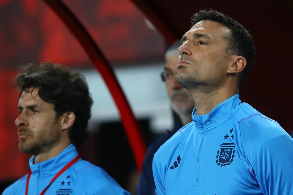 Pablo Aimar y Scaloni durante un partido de Eliminatorias. (Getty)