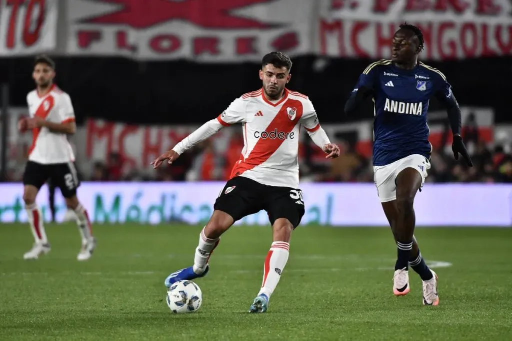 Santiago Simón con pelota dominada. (Foto: Prensa River)