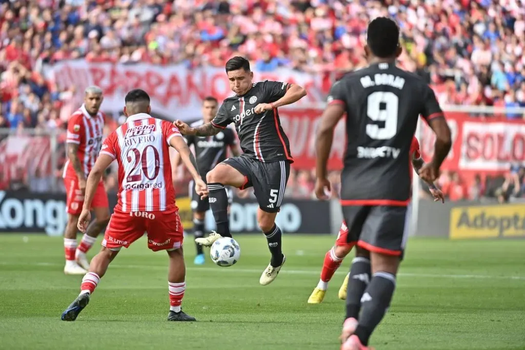 Matías Kranevitter con pelota dominada. (Foto: Prensa River)