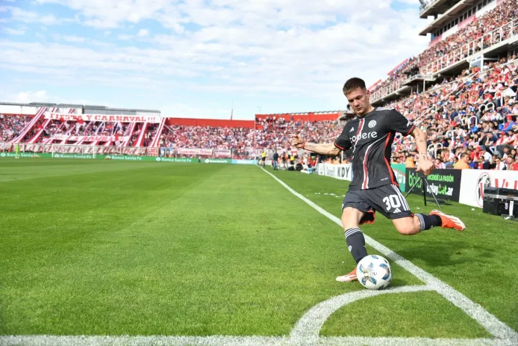 Franco Mastantuono en un tiro de esquina. (Foto: Prensa River)