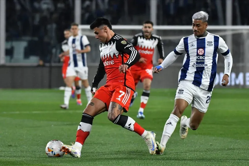 Adam Bareiro disputando una pelota. (Foto: Prensa River)