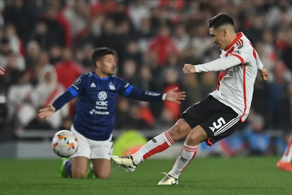 Matías Kranevitter con la pelota. (Foto: Prensa River)