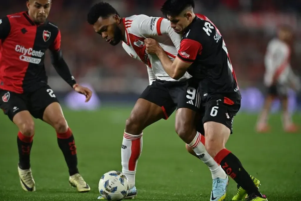 Miguel Borja en la disputa de la pelota. (Foto: Prensa River)