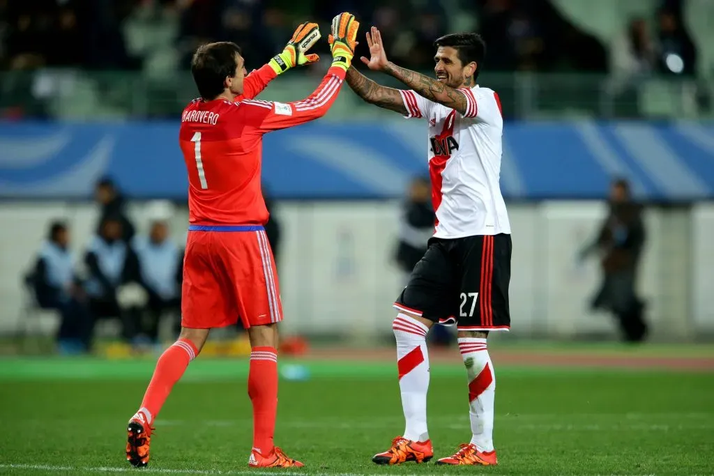 Lucho González y Trapito Barovero en la final del Mundial de Clubes 2015.