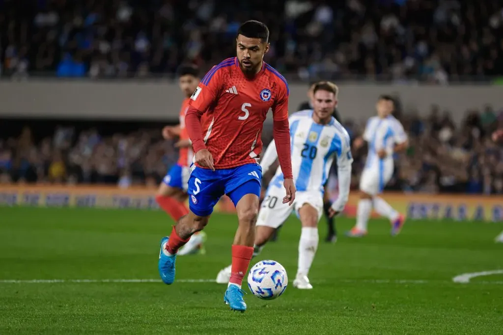 Paulo Díaz en el partido frente a Argentina en El Monumental. (Imago)