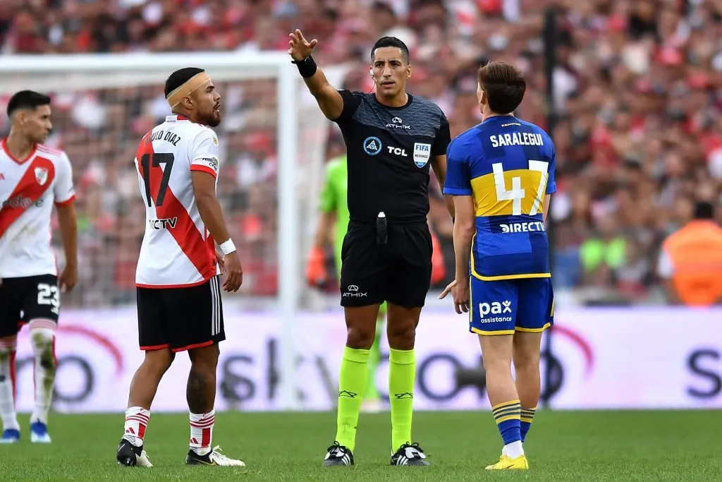 Paulo Díaz encima del árbitro (Getty Images)