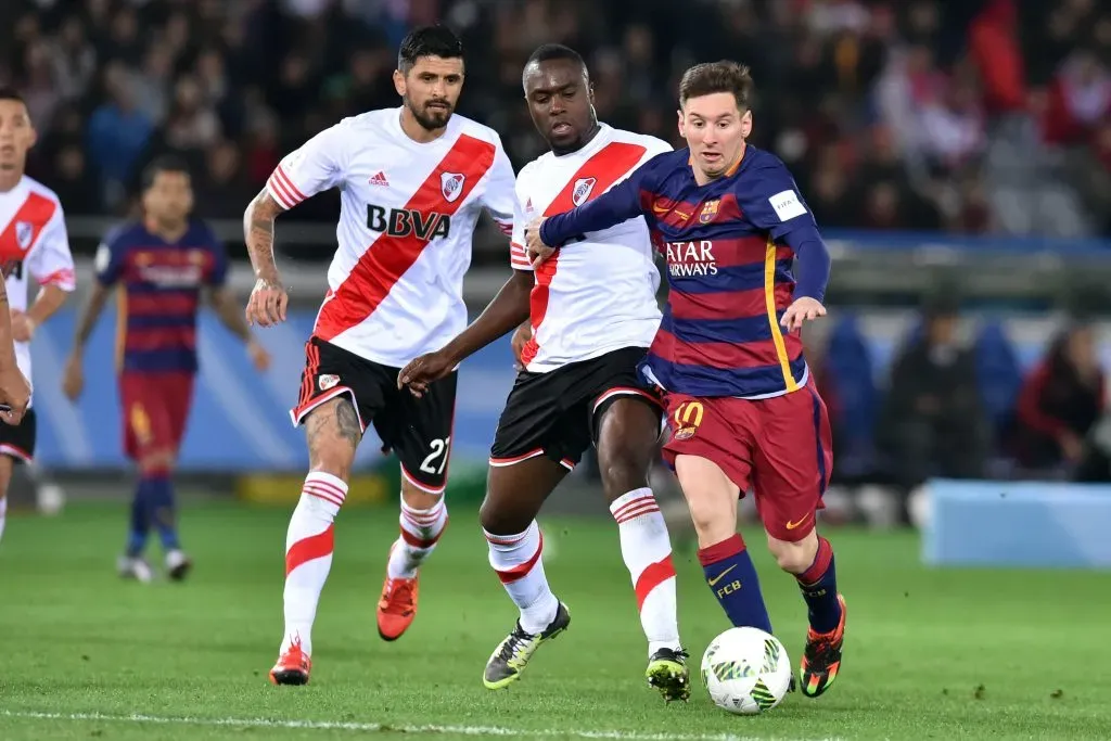 Messi es perseguido por Lucho González y Álvarez Balanta en la final del Mundial de Clubes 2015. (Getty Images)