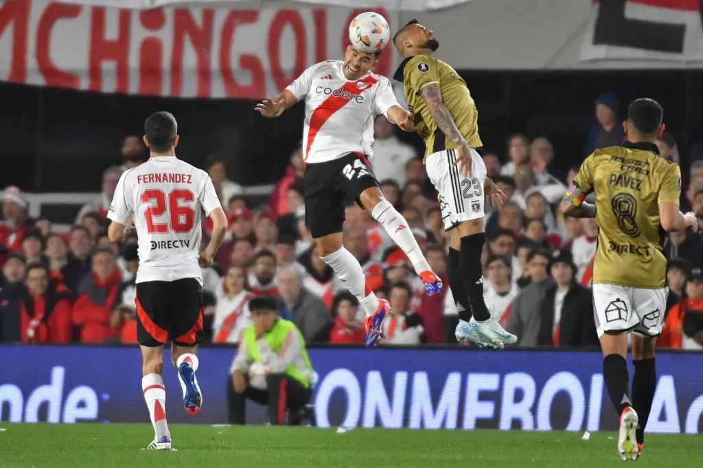 Acuña imponiéndose por arriba. (Foto: Prensa River)