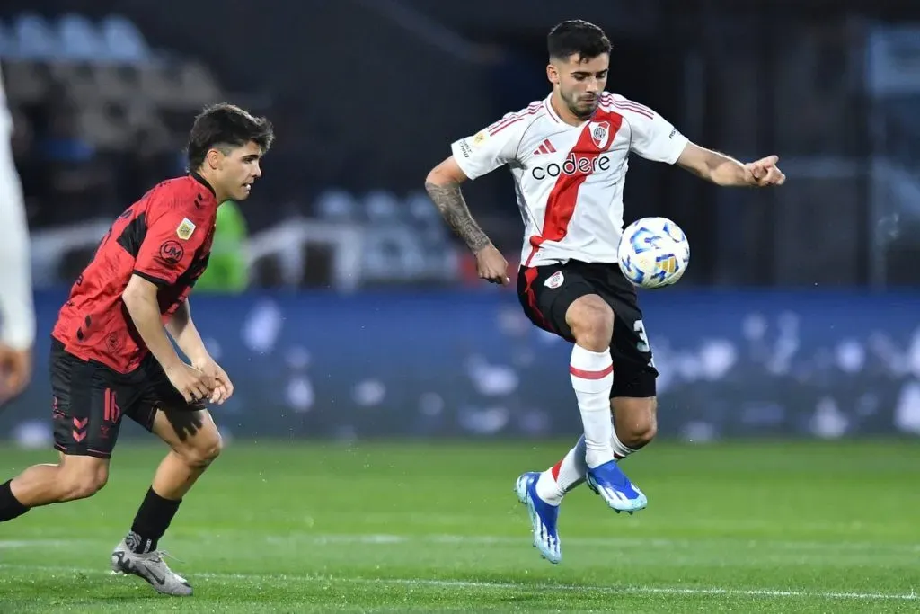 Santiago Simón con pelota dominada. (Foto: Prensa River)