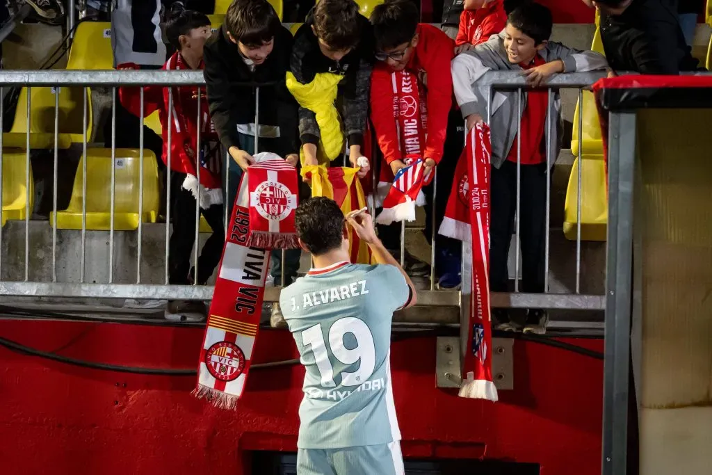 Gran gesto: Julián firmó autógrafos a hinchas del Vic tras el partido.