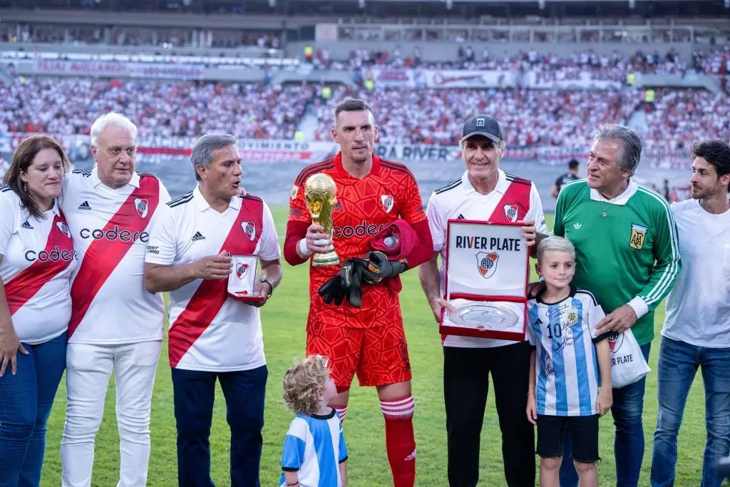 Fillol en el homenaje a Armani por ser campeón del mundo como él. (Imago)