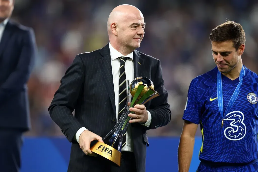 El presidente de la FIFA junto al trofeo. (Getty)