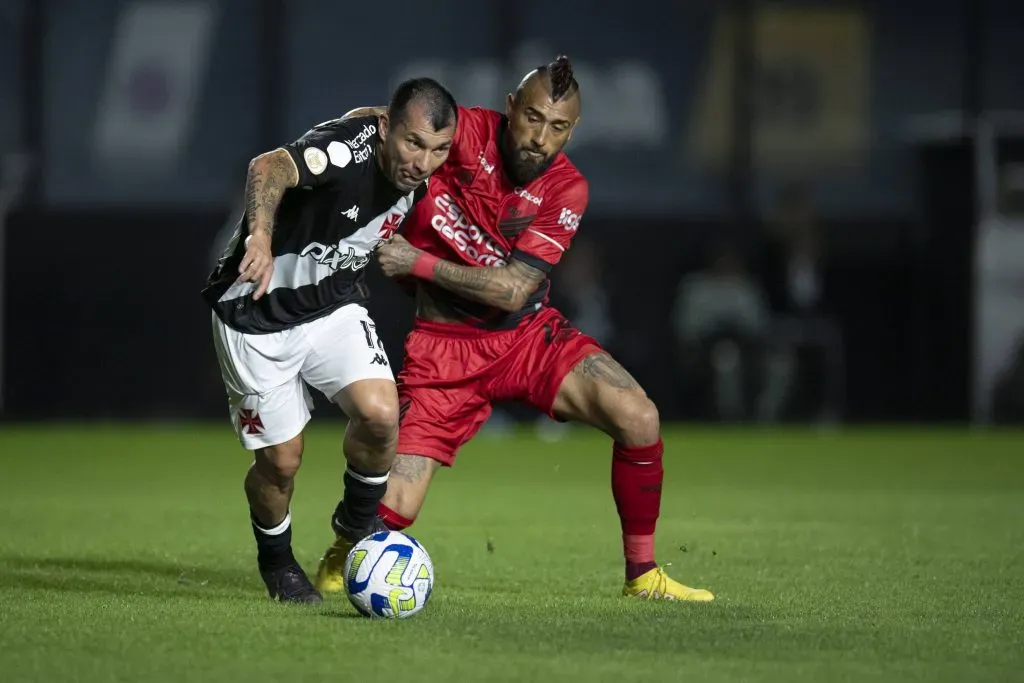 Gary Medel y Arturo Vidal en Vasco Da Gama vs. Atlético Paranaense en 2023 (Imago)