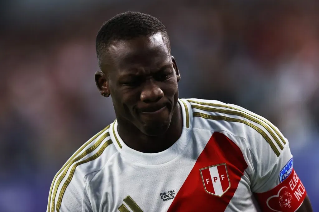 Advíncula se lesionó en Perú. (Getty)