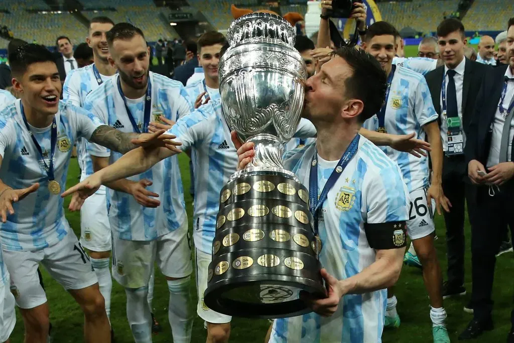 Messi besa la Copa América en Río de Janeiro. Foto: Getty