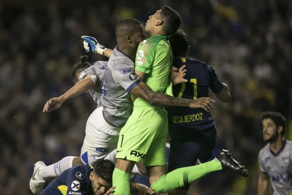 Dedé choca contra Andrada y le produce la fractura de la mandíbula. Foto: Getty