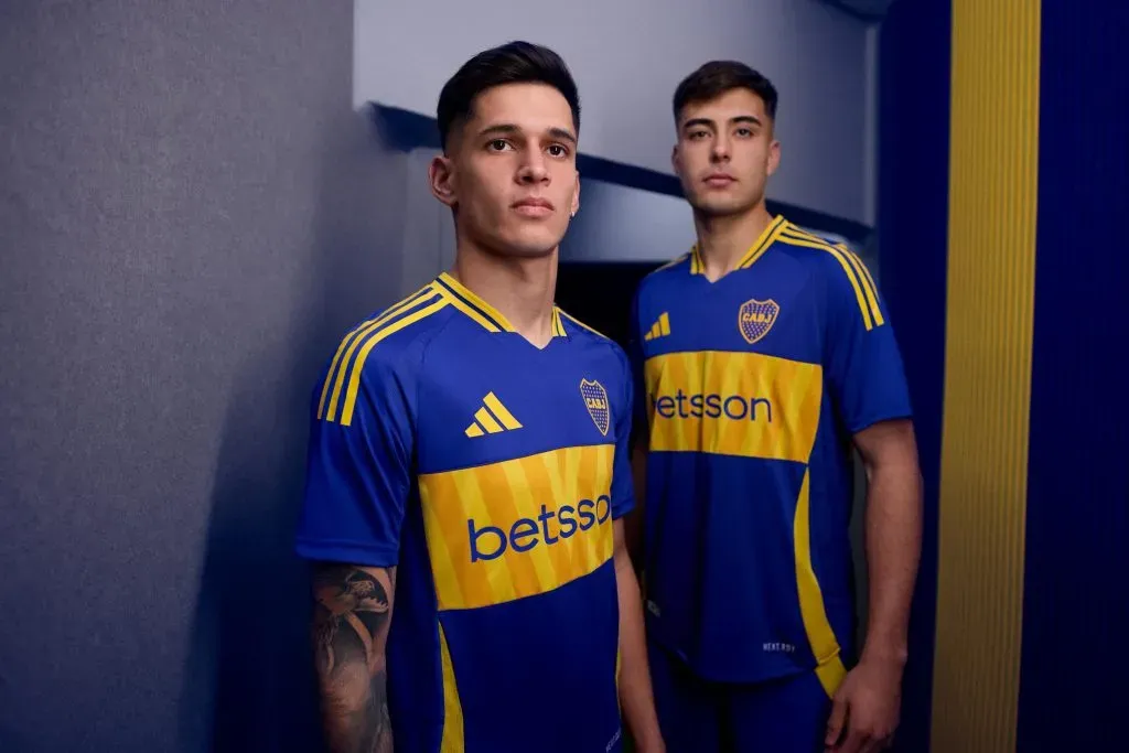 Los jugadores posan con la nueva camiseta.