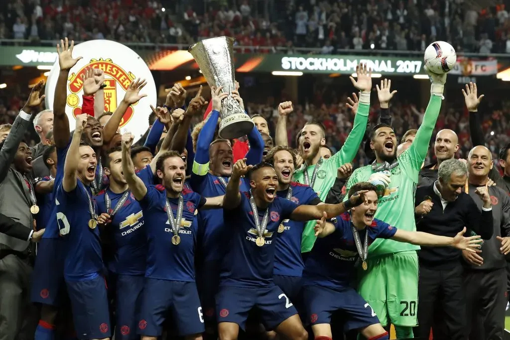 Sergio Romero y Mou, campeones de la Europa League. (IMAGO)