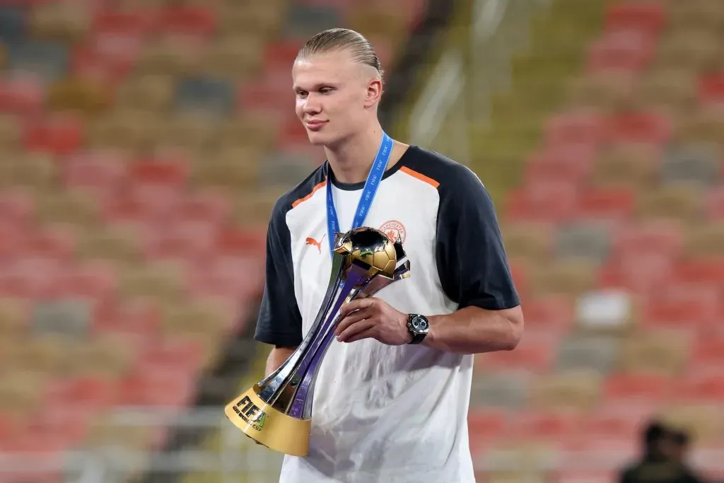 Erling Haaland con el actual trofeo del Mundial de Clubes (Getty)