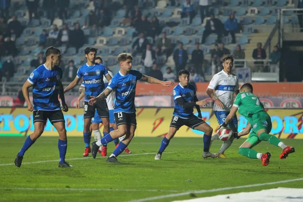 Huachipato quiere seguir a la caza del liderato, mientras que la UC sale a jugarse tres puntos de oro para mantener a Holan en la banca. Foto: Photosport.