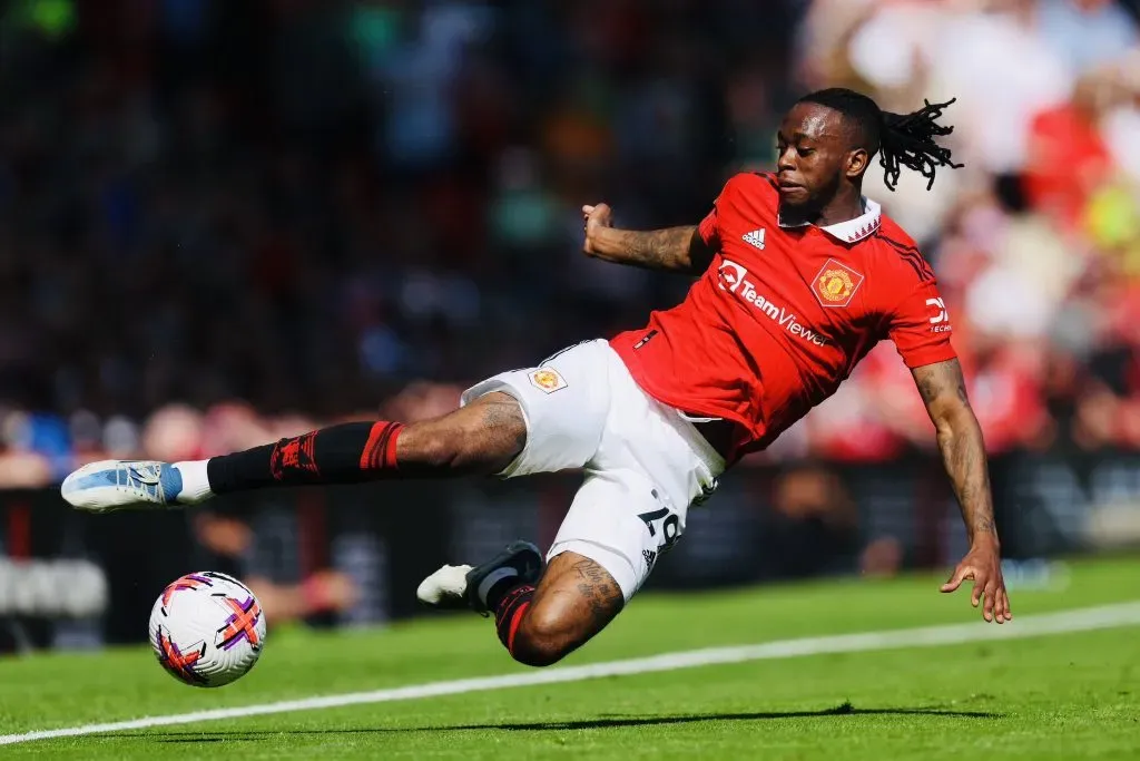 Wan Bissaka fue una de las figuras del duelo del United ante Wolverhampton, peleando cada pelota en la retaguardia roja | Twitter: Manchester United.