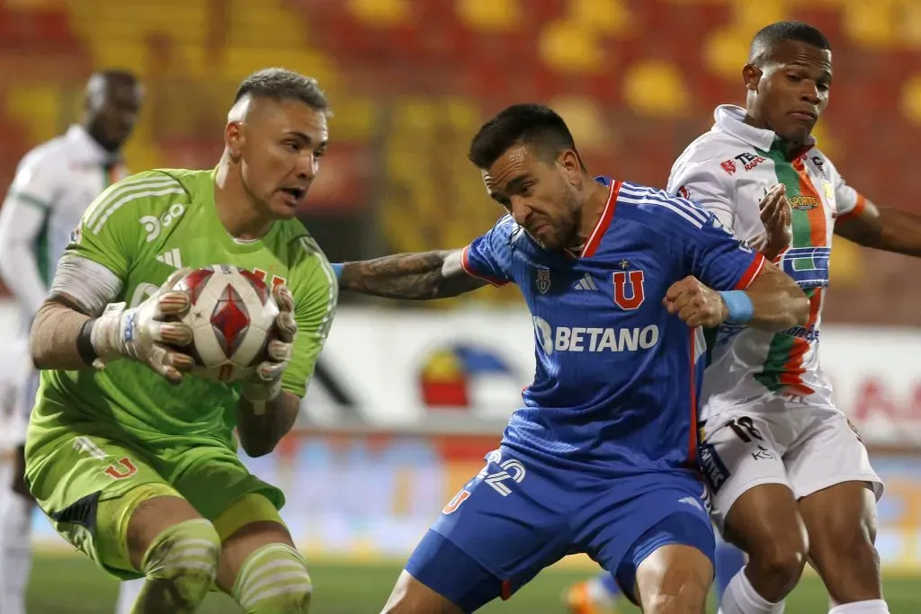 Los azules se tuvieron que cerrar en la última línea.  Dragomir Yankovic/Photosport