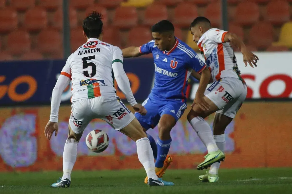 En Universidad de Chile defienden el trabajo sucio que hace Nicolás Guerra. Foto: Marcelo Hernandez/Photosport