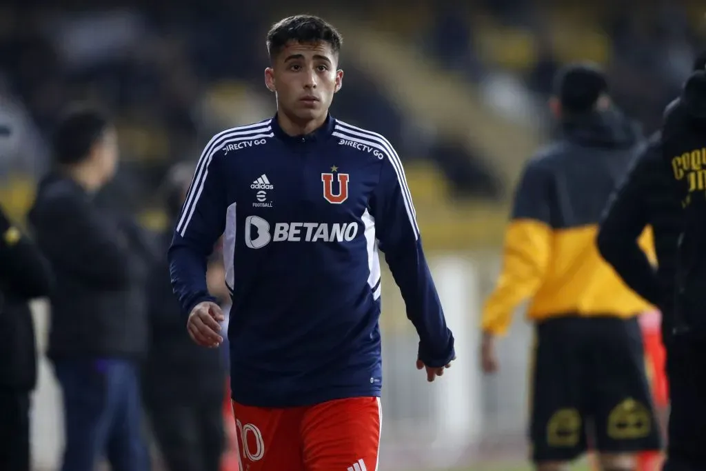 Lucas Assadi se fue expulsado estando en la banca de suplentes. Foto: Andres Pina/Photosport