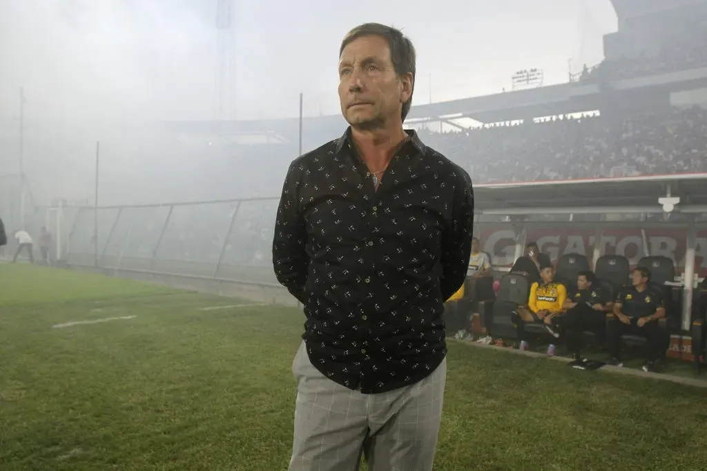 Para el partido ante Colo Colo recibió de regalo la camisa cábala. Foto: Jonnathan Oyarzun/Photosport