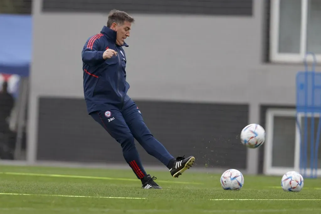 Eduardo Berizzo participa activamente de los entrenamientos de la selección chilena. Foto: Carlos Parra | Comunicaciones FFCh