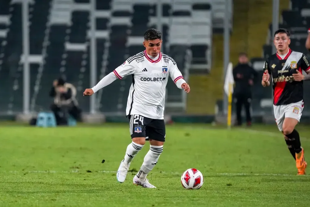 Gustavo Quinteros hizo ingresar a Jordhy Thompson en el duelo ante Curicó Unido que Colo Colo perdió por la cuenta mínima en el Monumental. (Guille Salazar/RedGol).