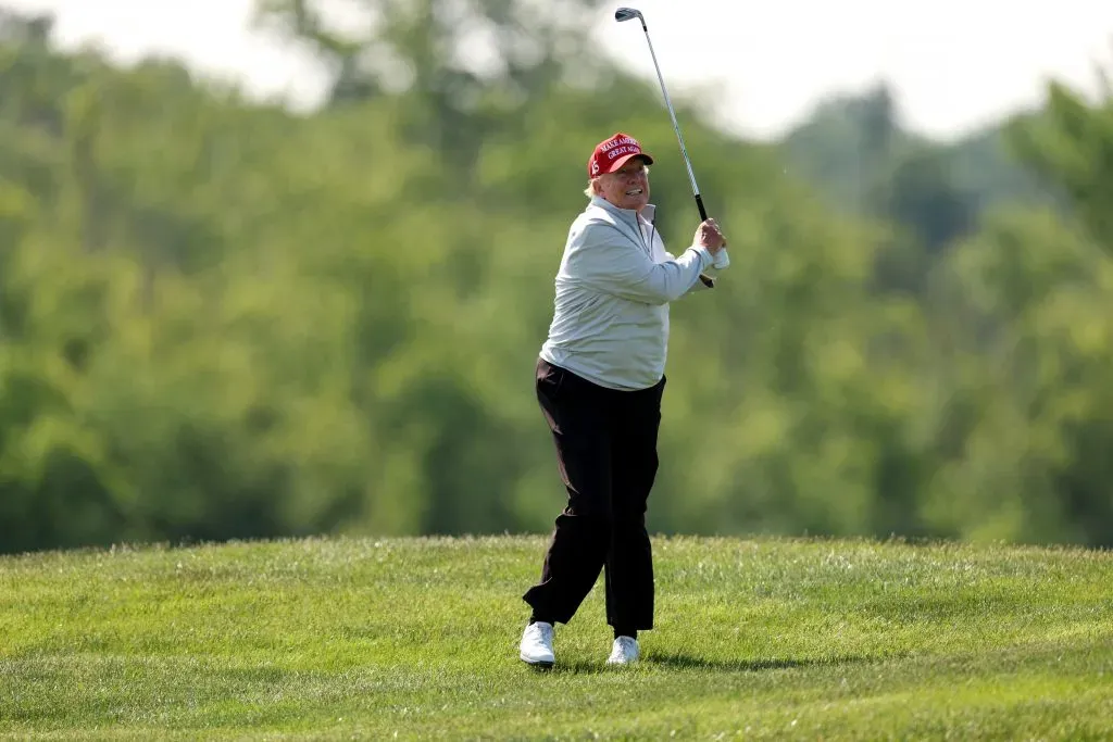 Donald Trump participando en el Pro-Am del LIV Golf
