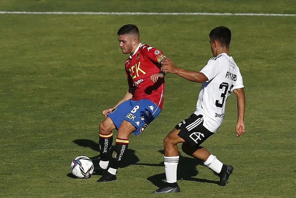 Felipe Méndez juega ante Colo Colo por la Unión Española. (Dragomir Yankovic/Photosport).