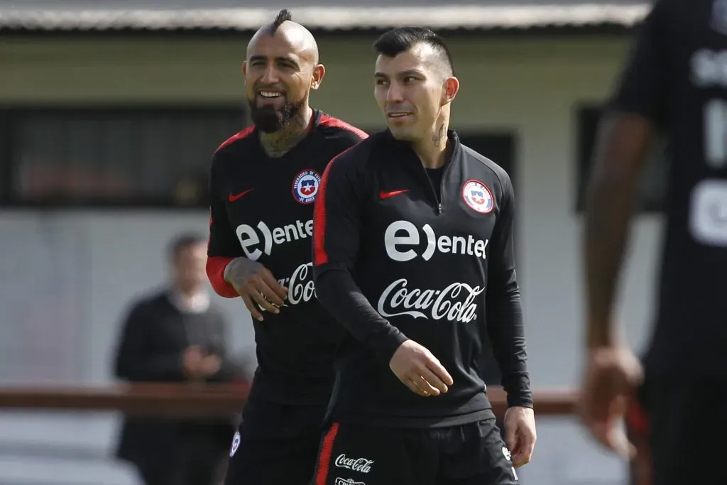 Arturo Vidal y Gary Medel siguen siendo, a pesar de los años, titulares casi inamovibles en la selección chilena. | Foto: Photosport.