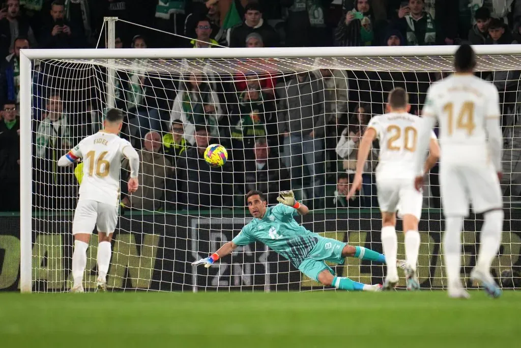 Claudio Bravo ha jugado 20 partidos y ha recibido 21 goles en esta temporada 2022-23 con el Real Betis. | Foto: Getty Images.