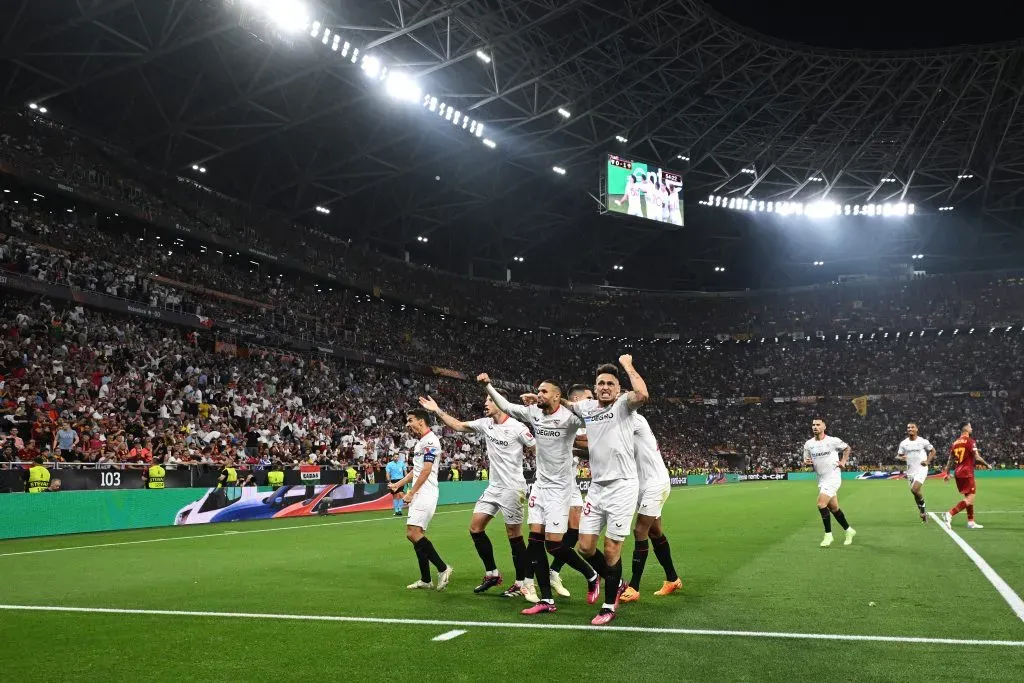 Sevilla encontró el empate contra la Roma gracias a un autogol de Ginaluca Mancini. Foto: Getty Images.