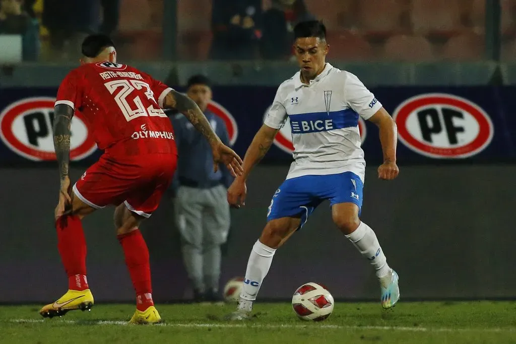 Alexander Aravena maneja ofertas desde el extranjero y en Universidad Católica los históricos le piden partir. Foto: Photosport.