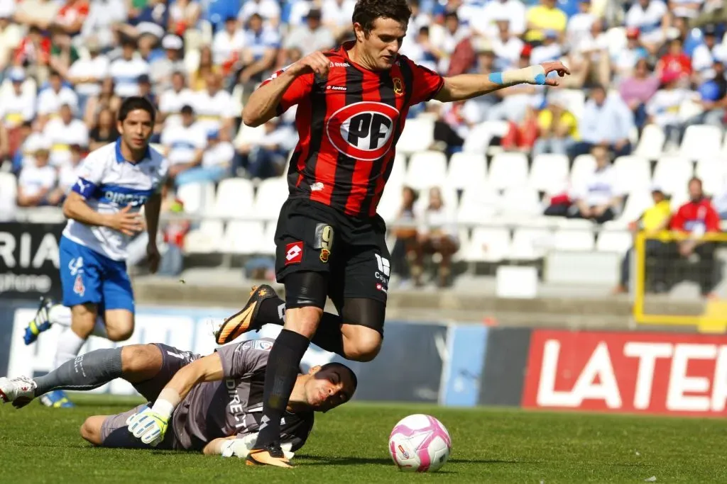 Pablo Vegetti en acción por Rangers de Talca frente a la UC.