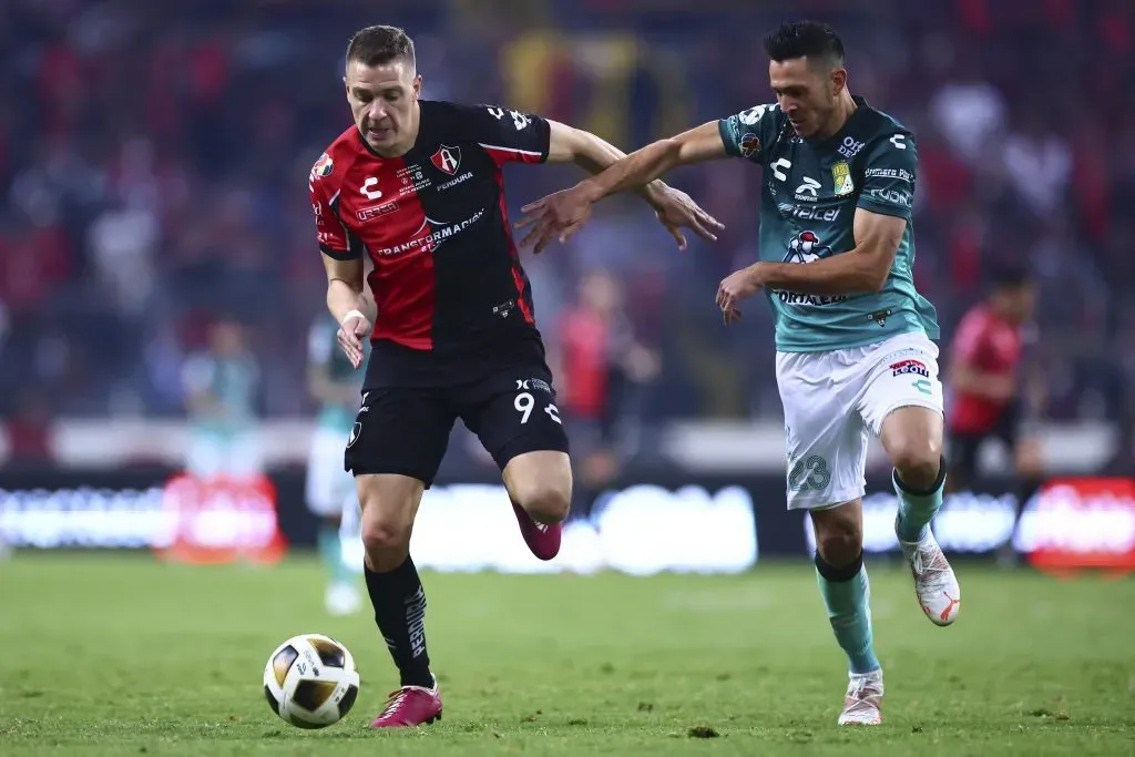 Ramiro González en acción por el León de México. (Héctor Vivas/Getty Images)