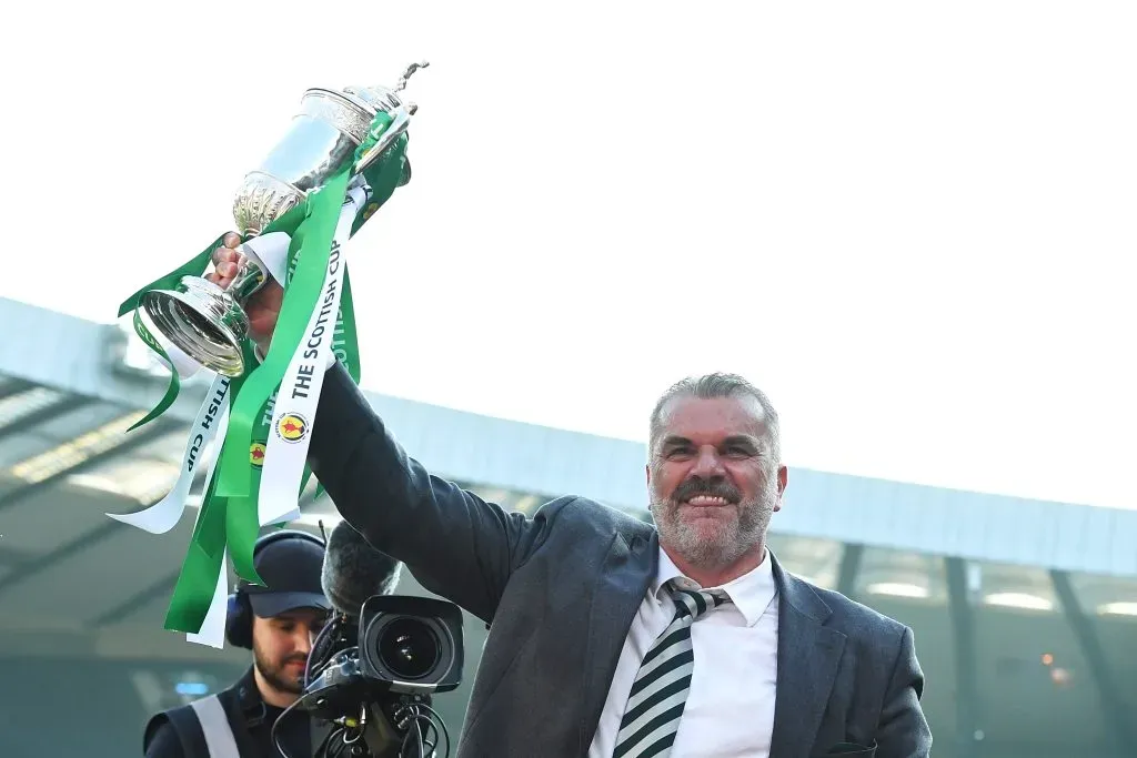 Ange Postecoglou celebra uno de los títulos que conquistó como DT del Celtic en Escocia. (Mark Runnacles/Getty Images)