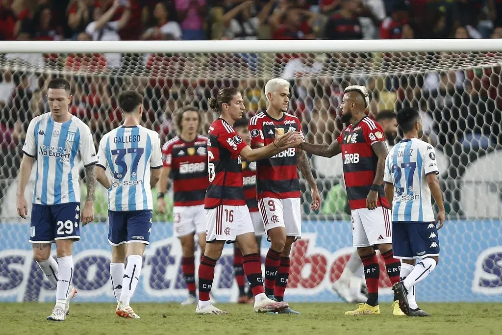 Arturo Vidal festeja con Pedro y Filipe Luis el triunfo por 2-1 de Flamengo ante Racing por la 5° jornada del Grupo A de la Copa Libertadores. (Wagner Meier/Getty Images)