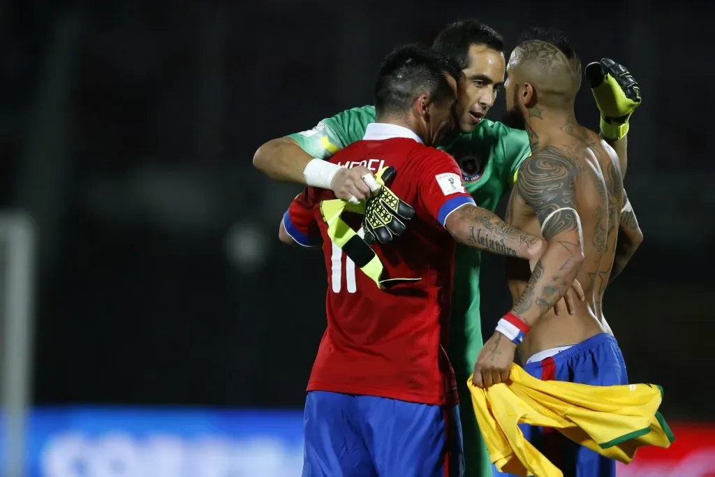 Medel, Bravo y Vidal celebran el triunfo de Chile ante Brasil el 8 de octubre de 2016, por el arranque de las eliminatorias rumbo al Mundial de Rusia 2018. | Foto: Photosport
