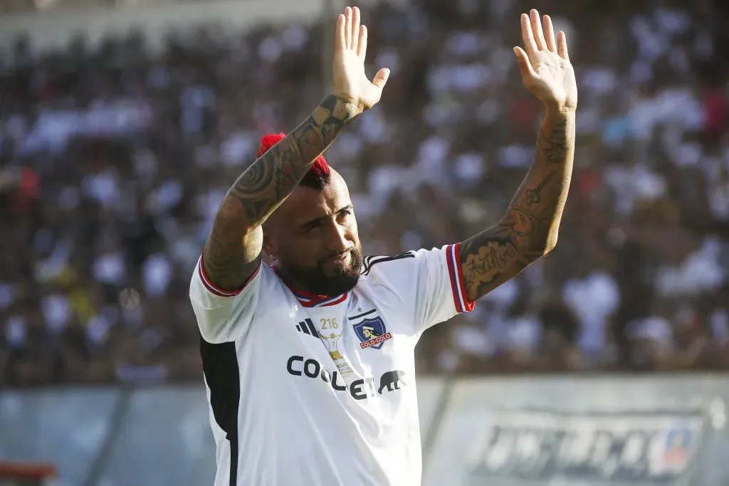 Vidal tuvo un acercamiento a su regreso a Macul en la despedida de Esteban Paredes. | Foto: Photosport