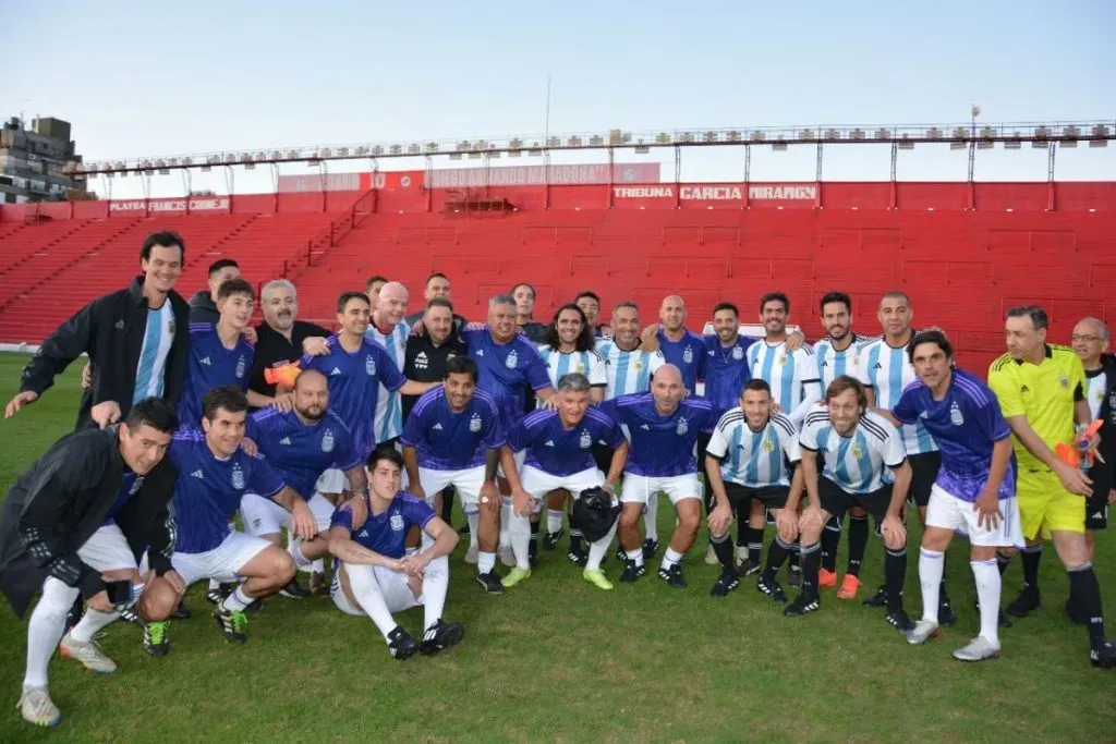 Infantino y el equipo FIFA posando con la camiseta de Argentina (Foto: Chiqui Tapia)